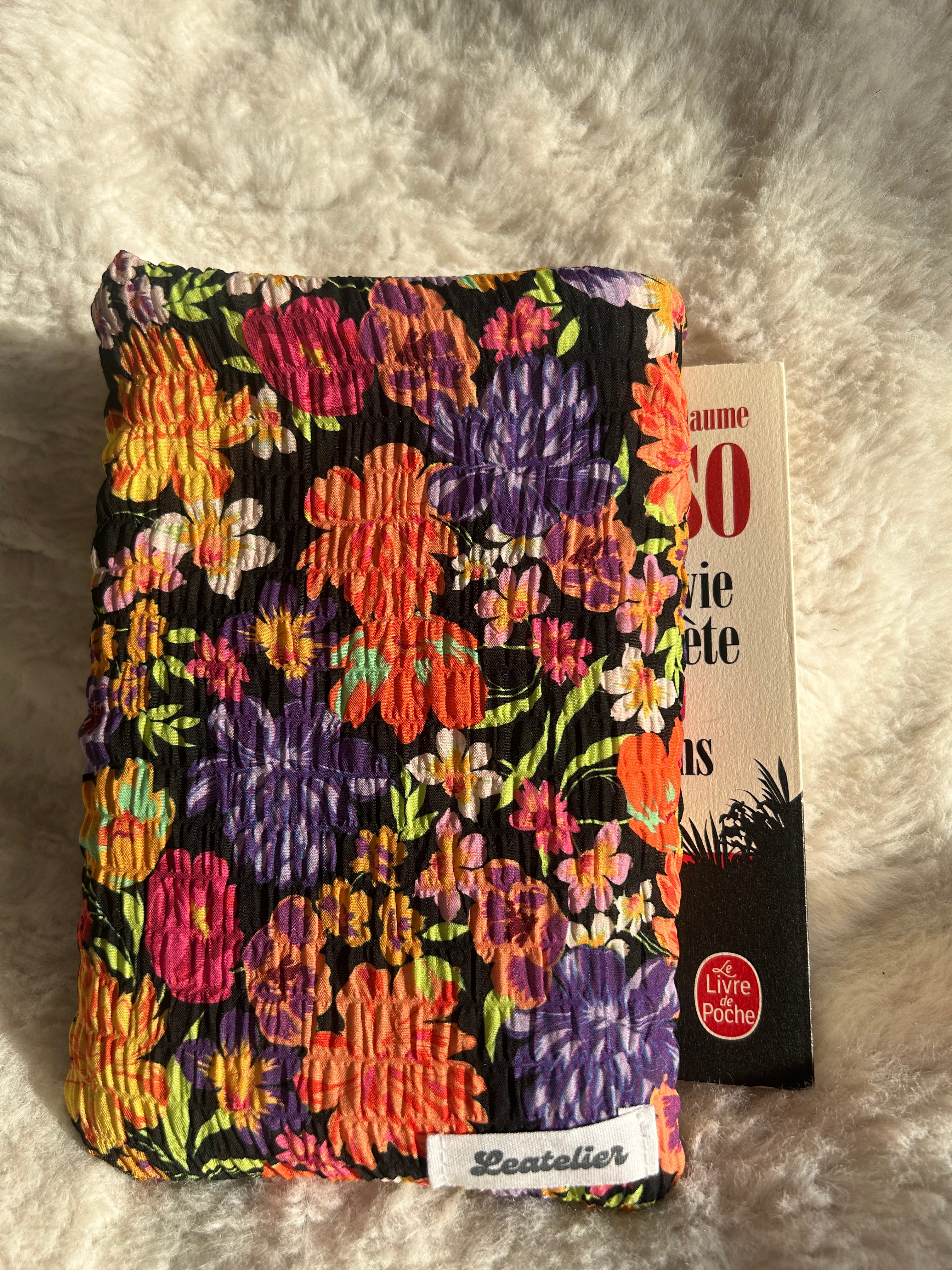 Housse livre de poche fleuri