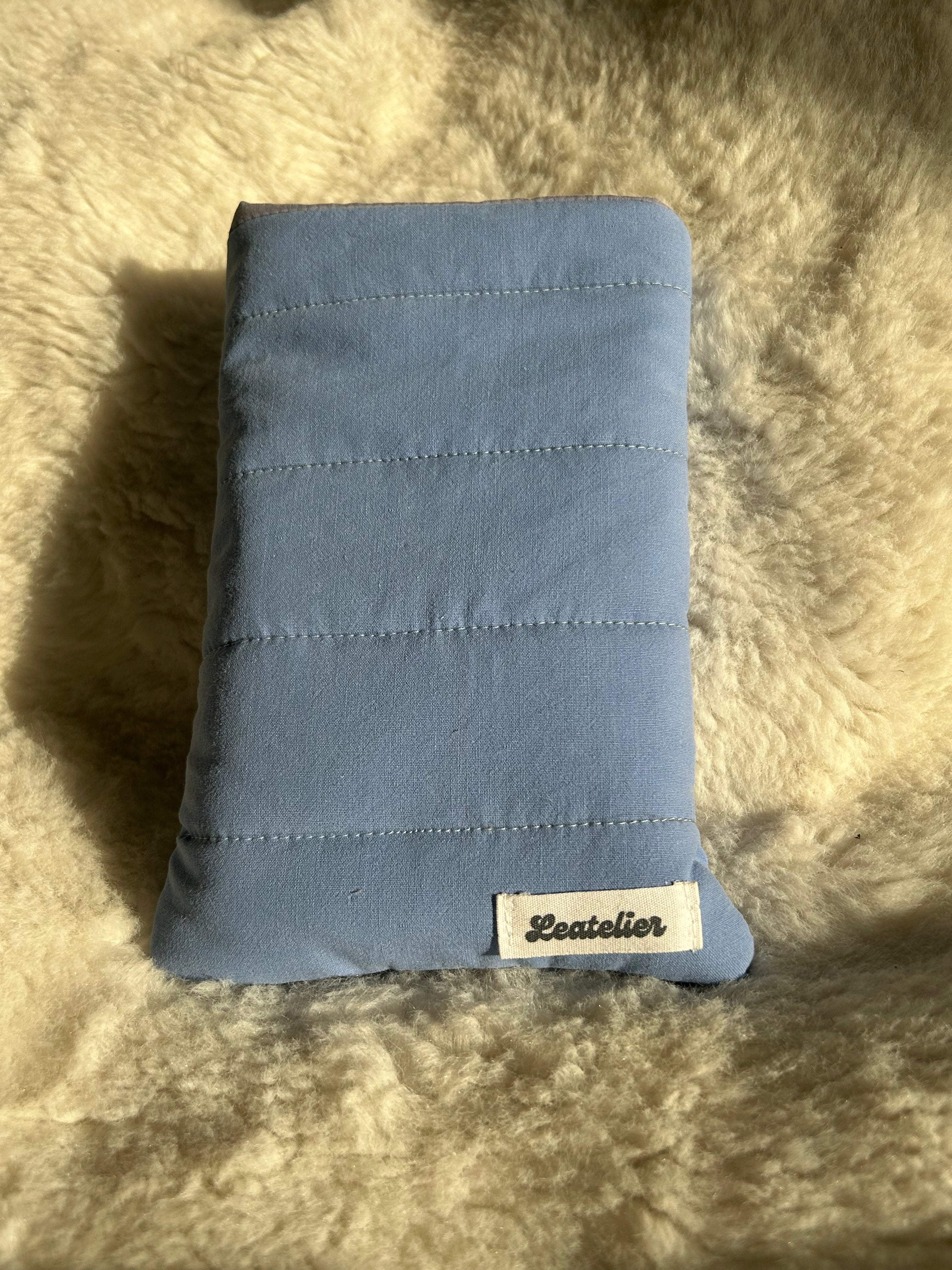 Housse livre de poche bleue