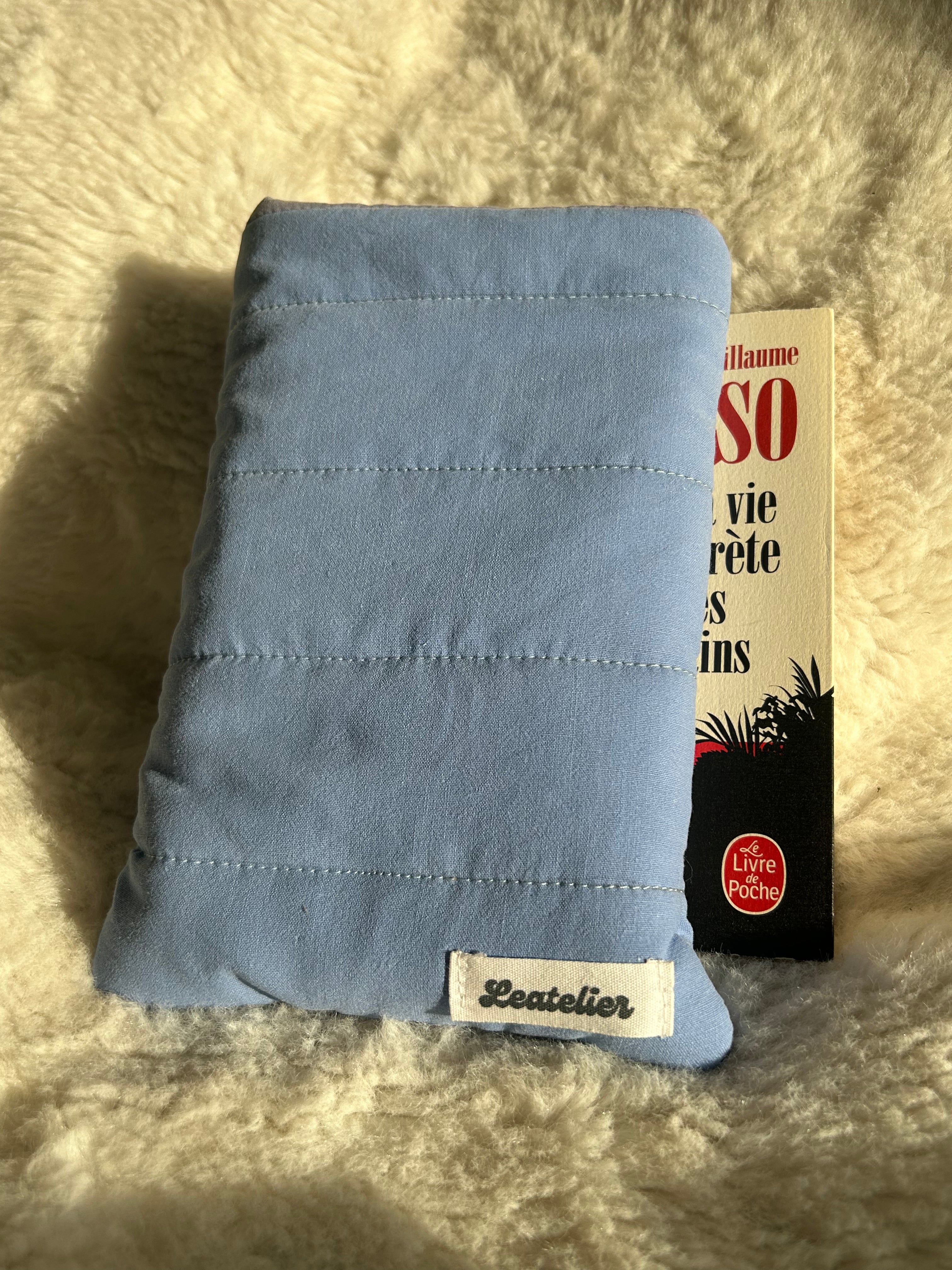 Housse livre de poche bleue
