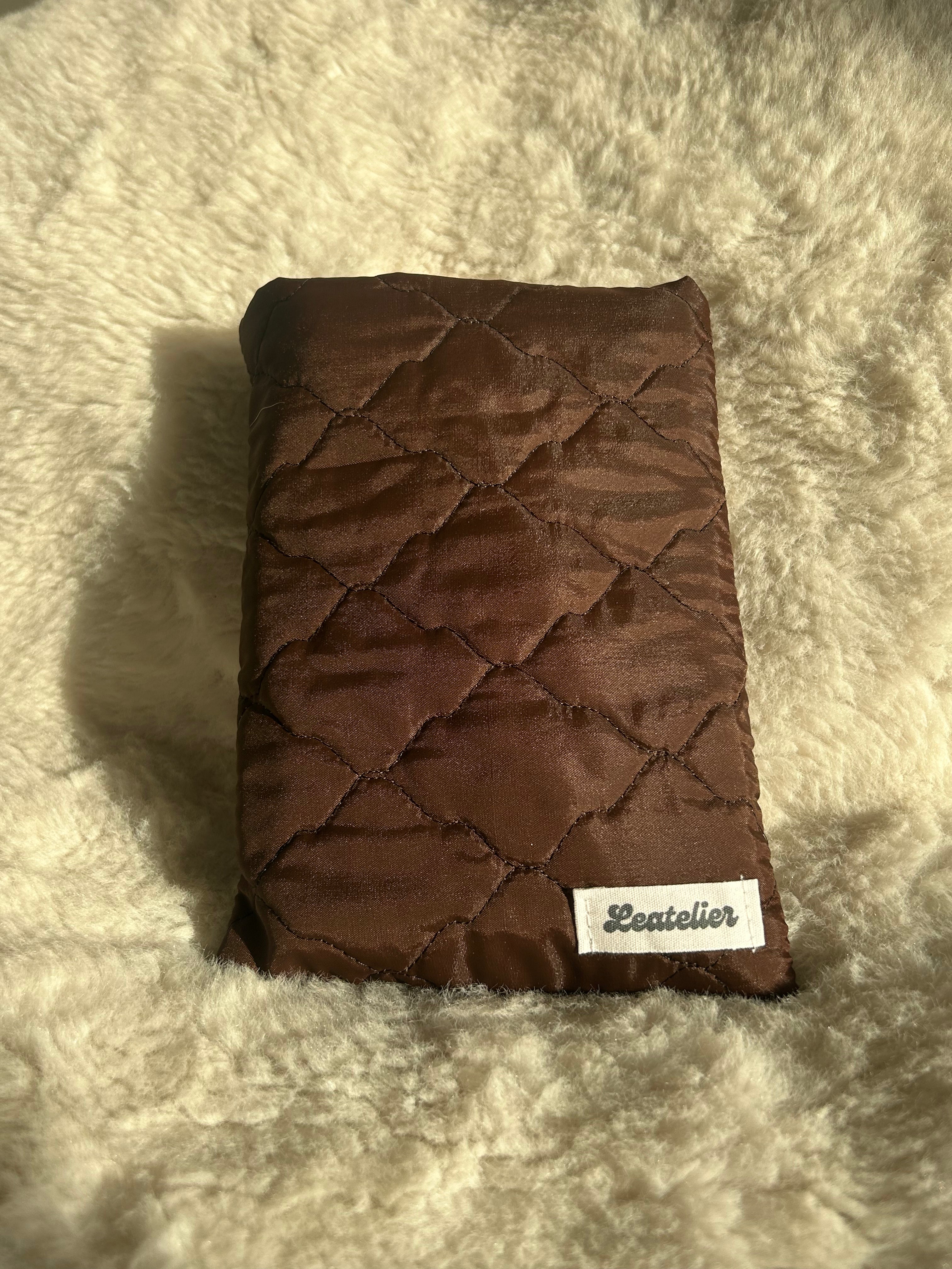 Housse livre de poche brune
