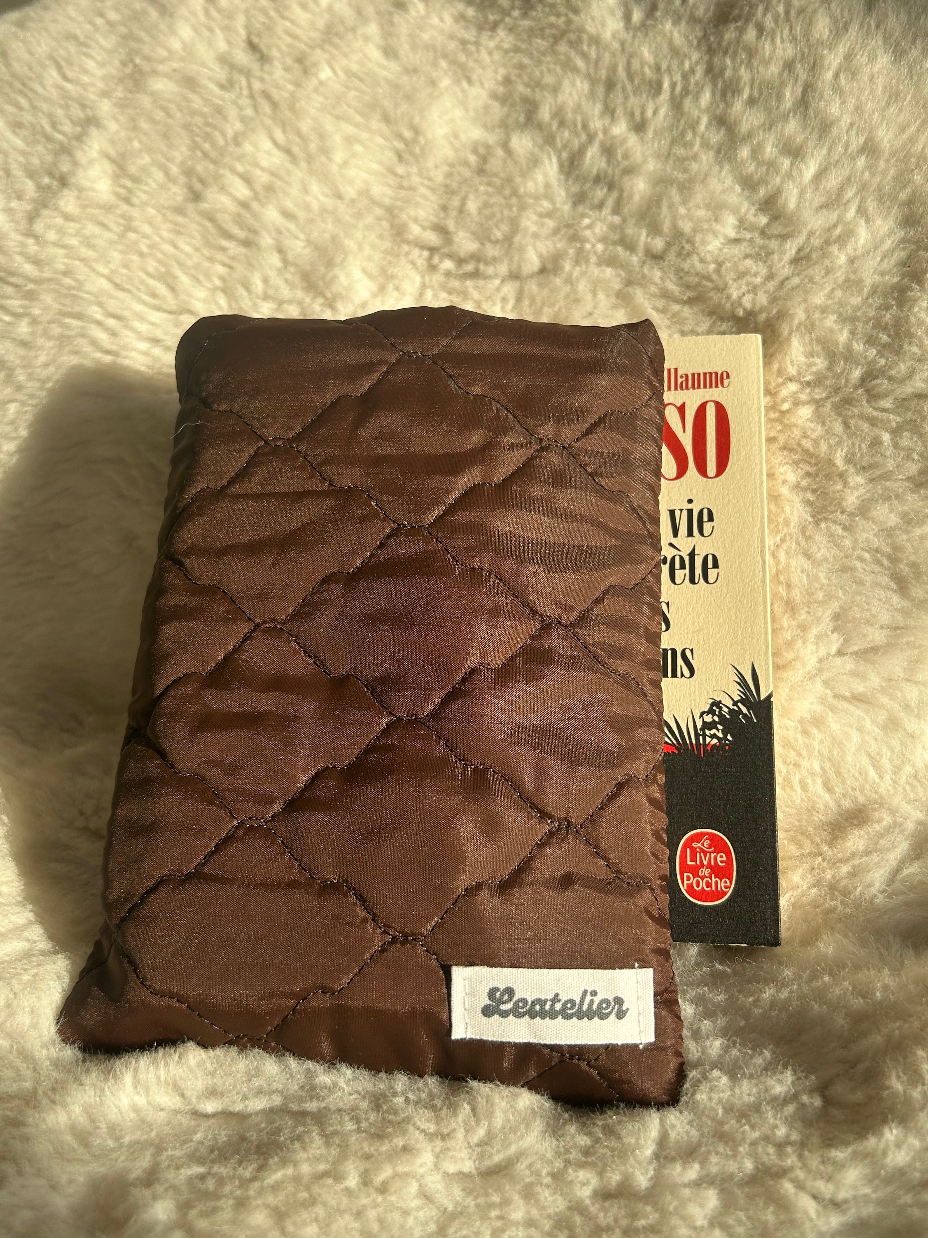 Housse livre de poche brune