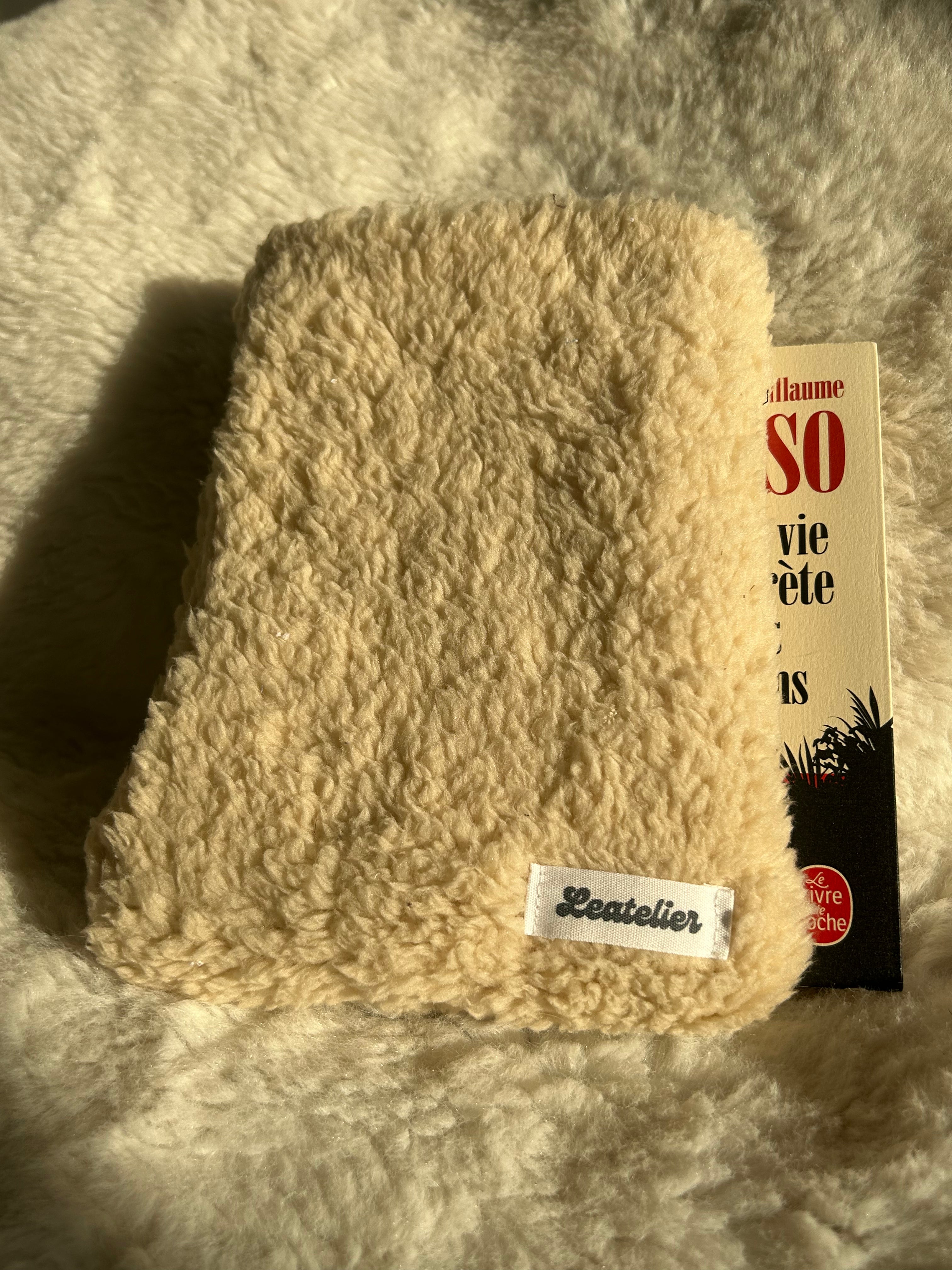 Housse livre de poche beige