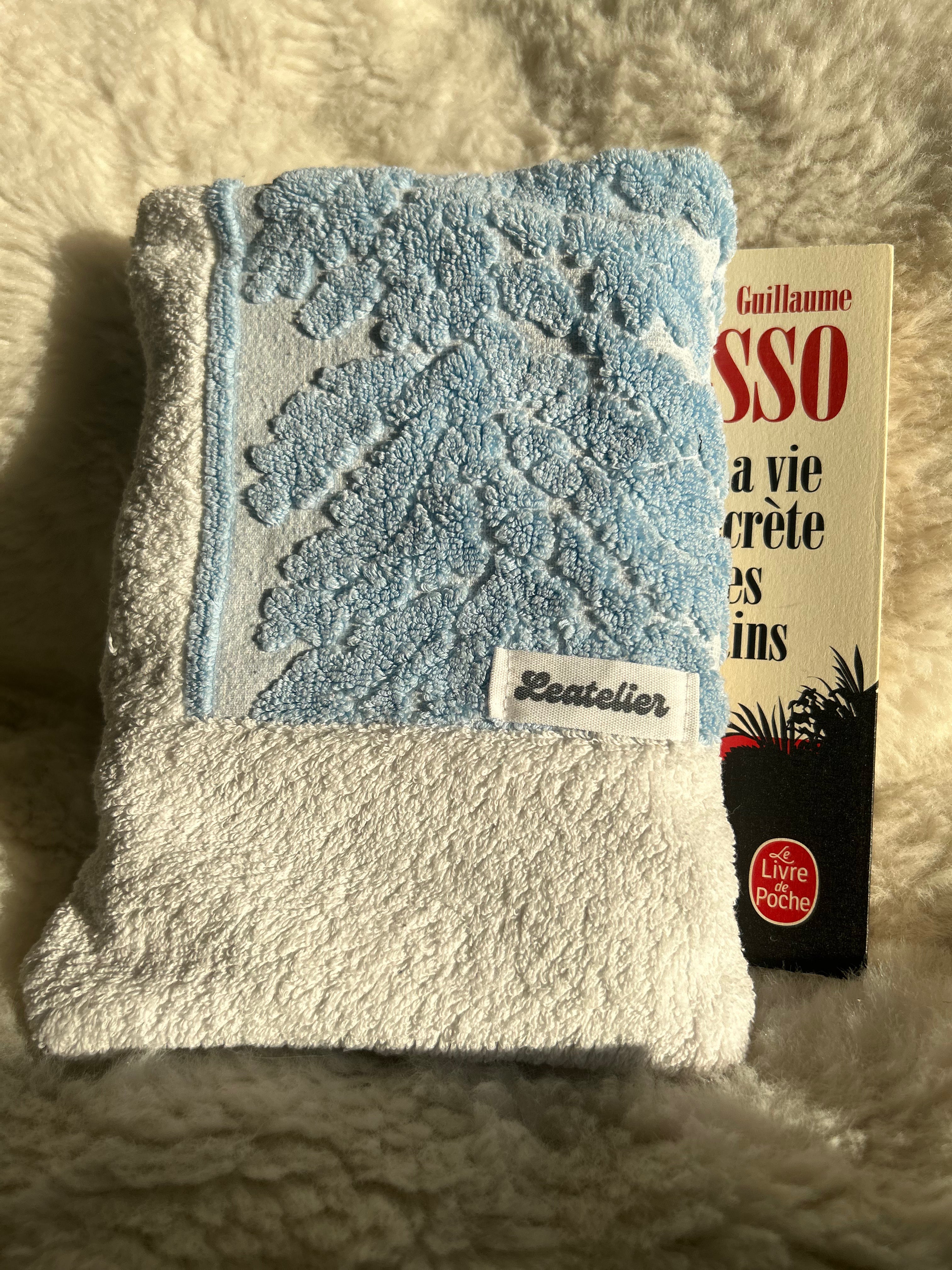 Housse livre de poche bleue / blanc