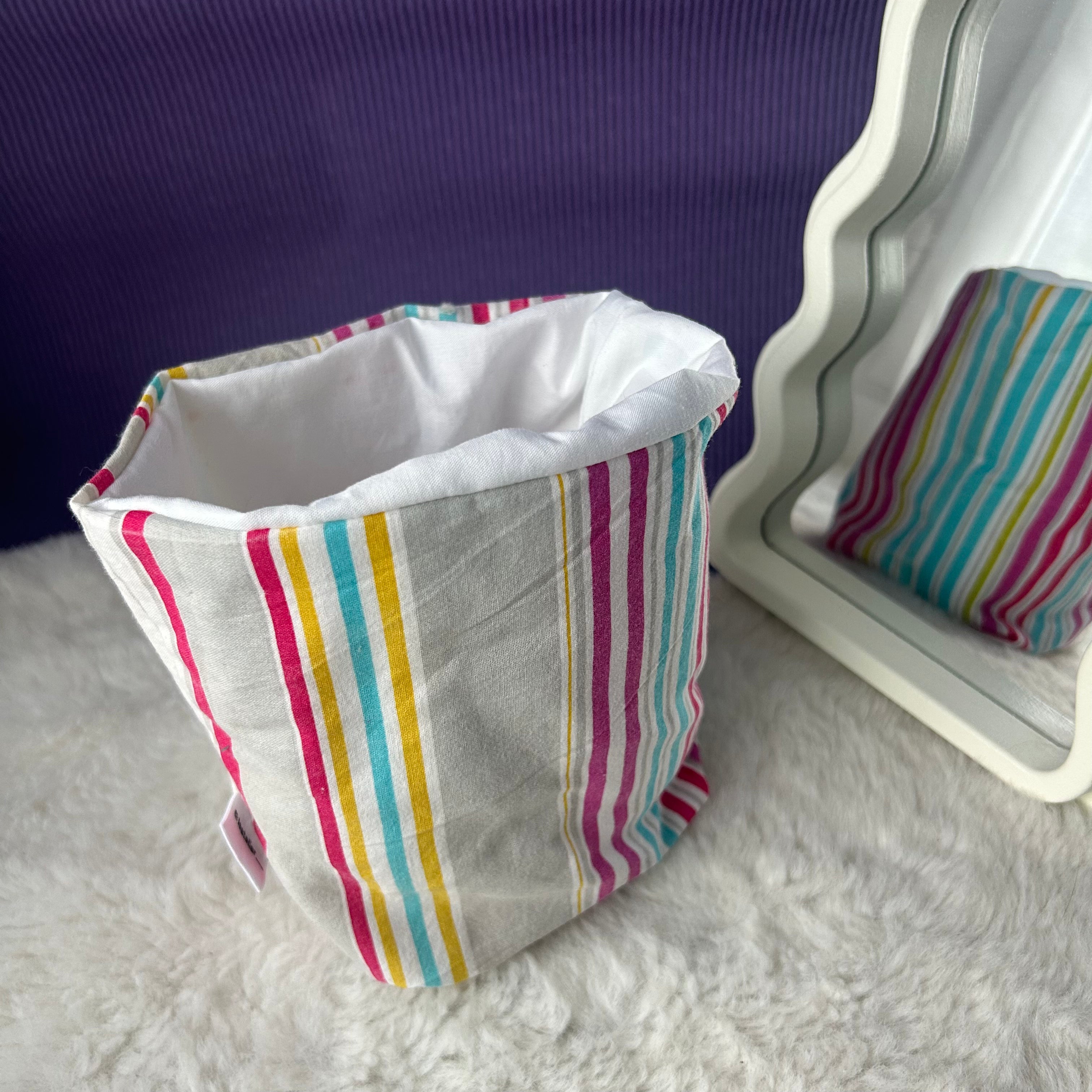 Panier de rangement rayé