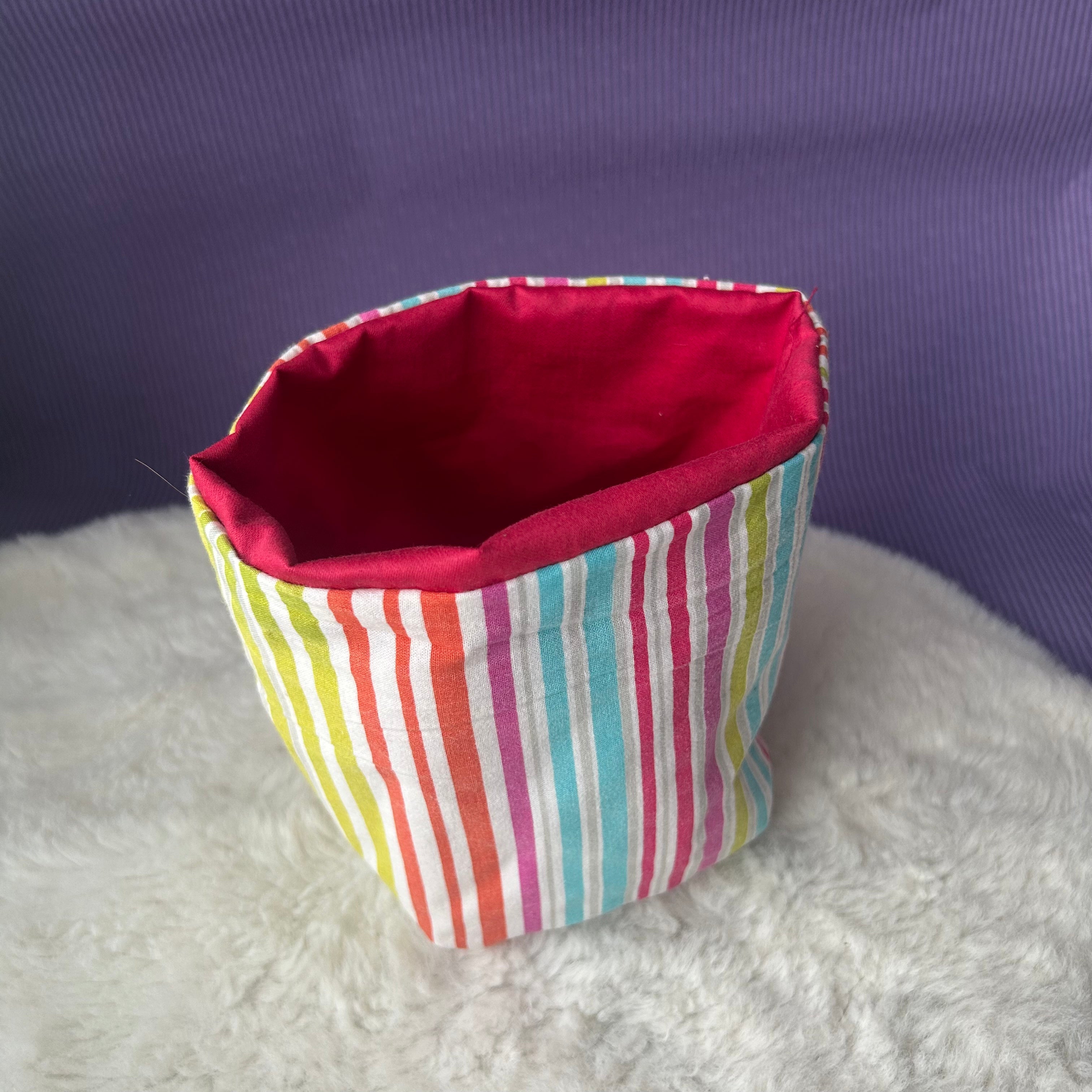 Panier de rangement coloré rayé