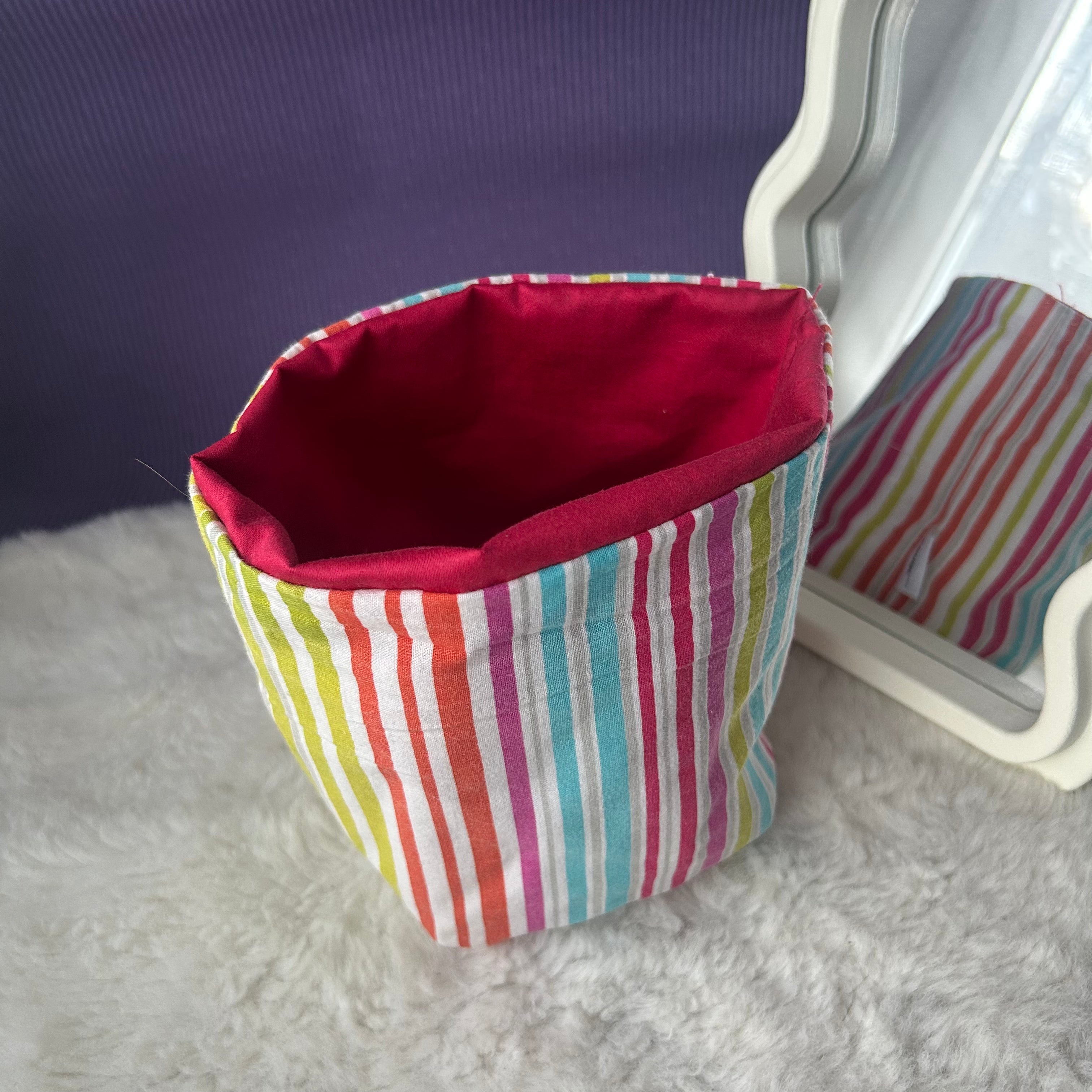 Panier de rangement coloré rayé