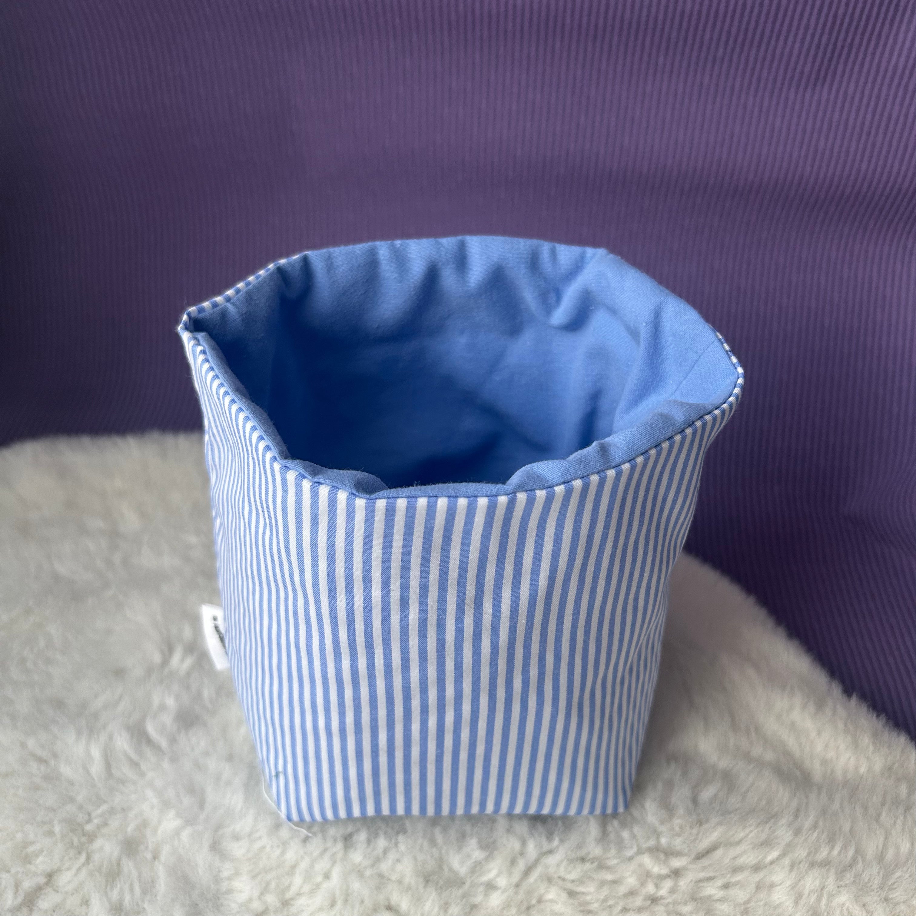 Panier de rangement à rayures bleues