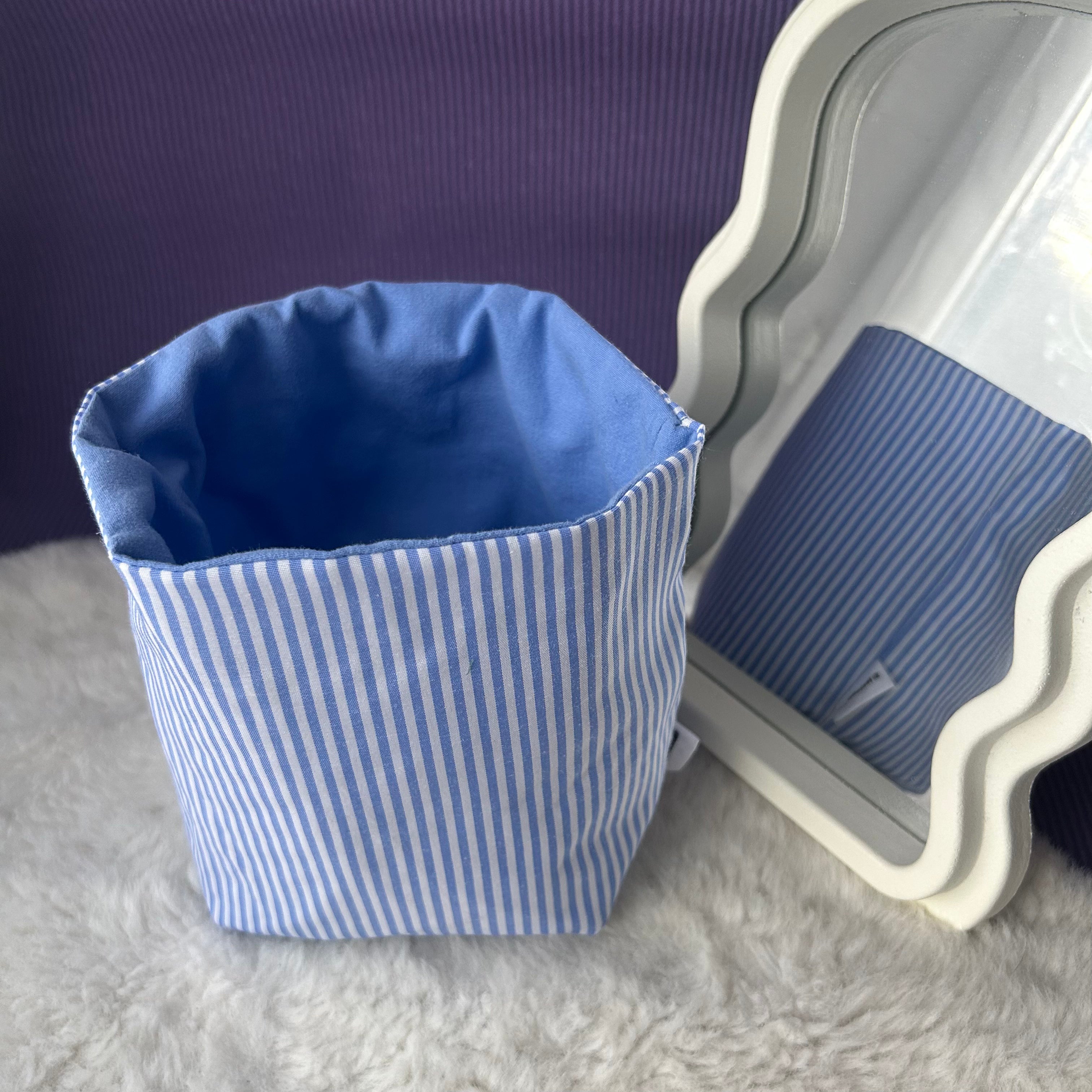 Panier de rangement à rayures bleues